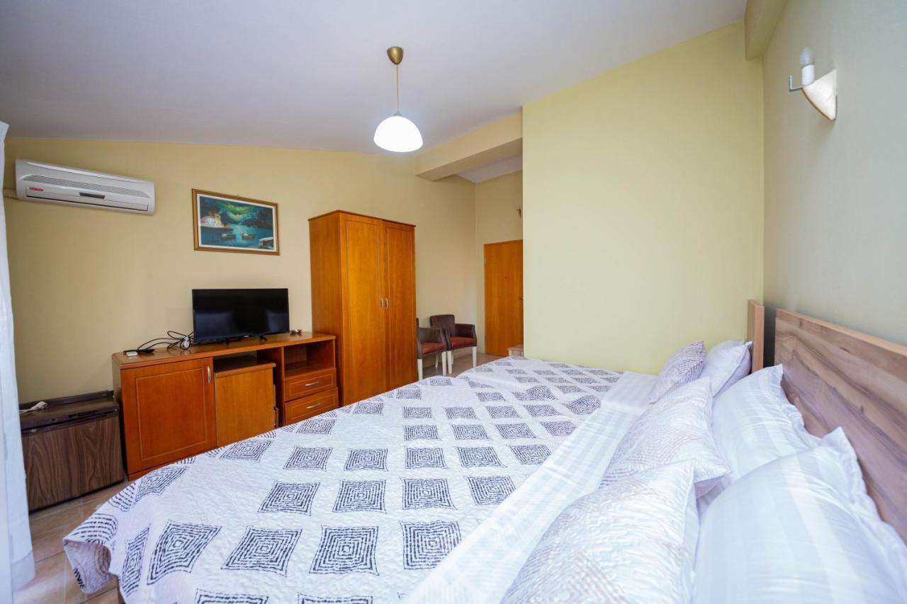 Galante Hotel Драч Екстериор снимка