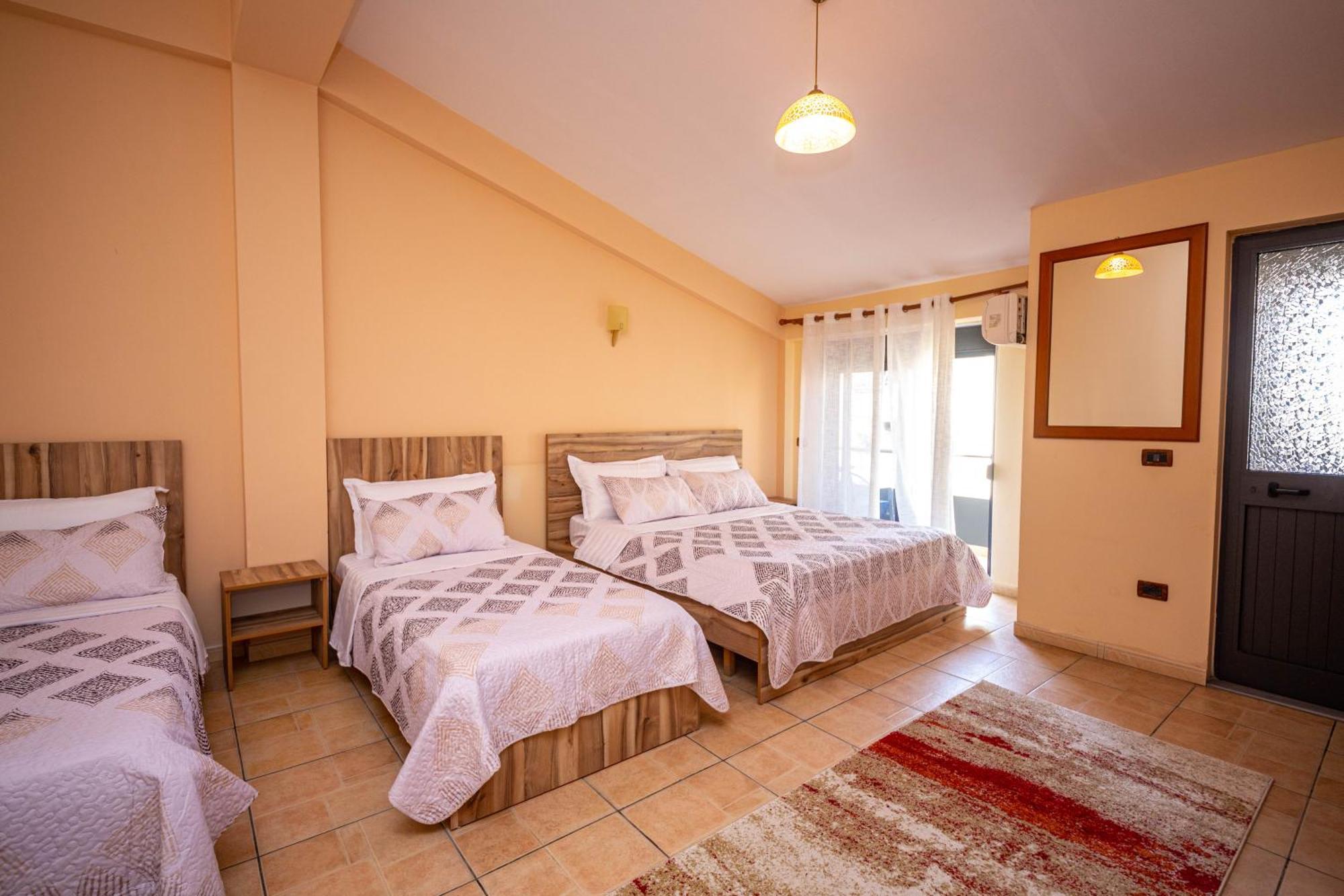 Galante Hotel Драч Екстериор снимка