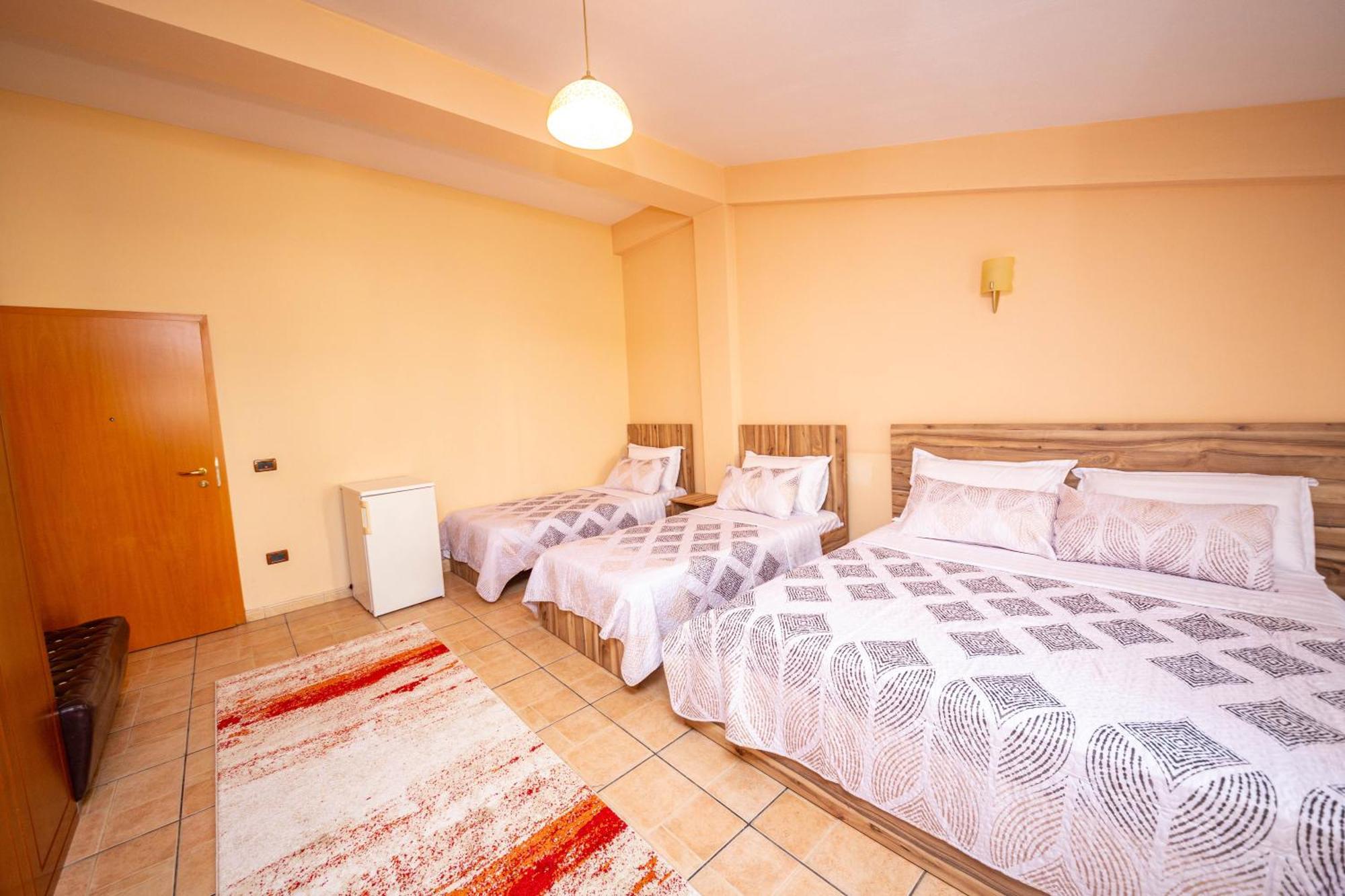 Galante Hotel Драч Екстериор снимка